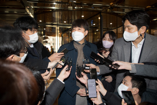 지난 12월22일 이준석 국민의힘 대표가 서울 중구 롯데호텔에서 김종인 총괄선대위원장과 회동한 뒤 호텔을 나서며 취재진의 질문을 받고 있다.<국회사진기자단·연합뉴스>